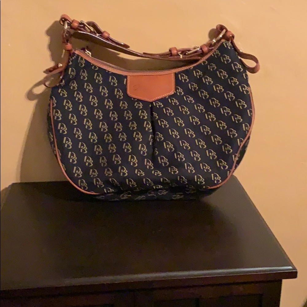 Dooney and Bourke Signature shoulder bag black!